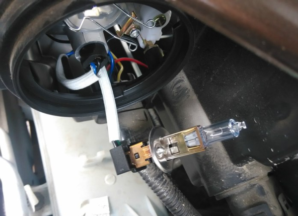 宝骏730近光灯泡型号,宝骏730近光灯怎么更换