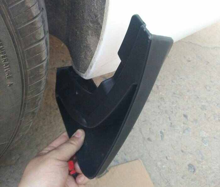 这个就是挡泥板第二个下面的卡扣,这个是最不好安装的,用一字螺丝刀