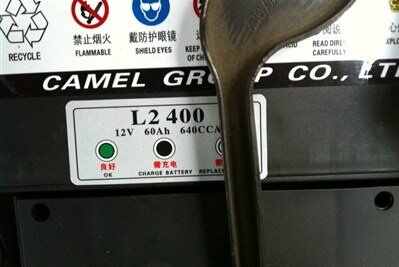 骆驼蓄电池电眼位置在哪,骆驼电瓶电眼怎么看