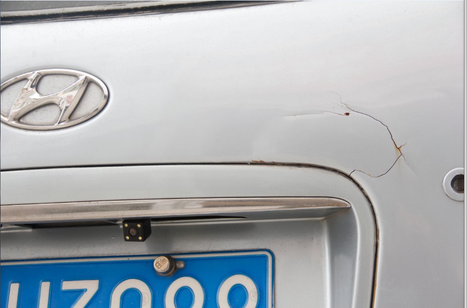 汽车小处破损生锈