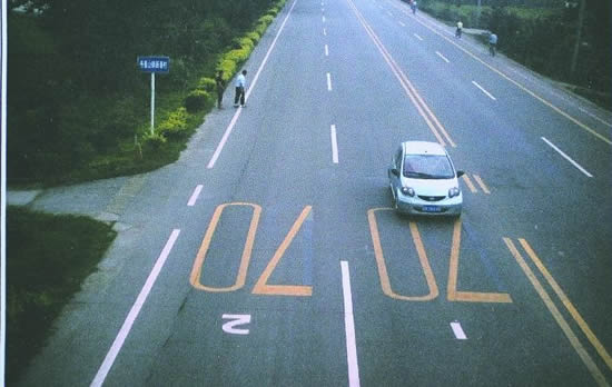 电子眼抓拍汽车超速是拍前边还是后边