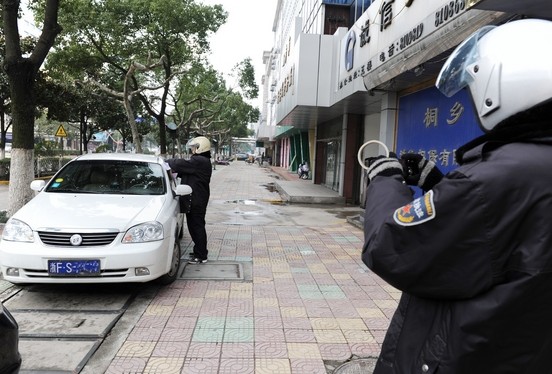 违章停车被贴罚单了应该怎么接受处罚