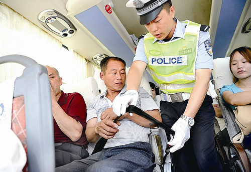 客运车乘坐员不系安全带的危害 客运车乘坐员不系安全带的危害