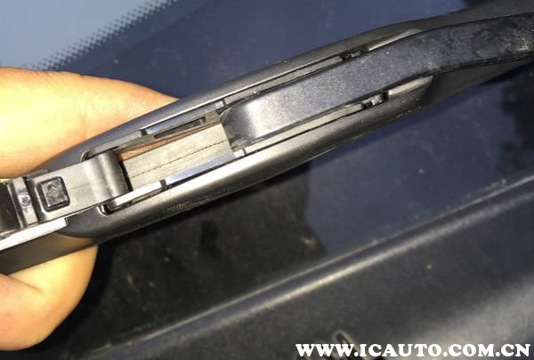 如何为长安逸动更换雨刮片 详细过程