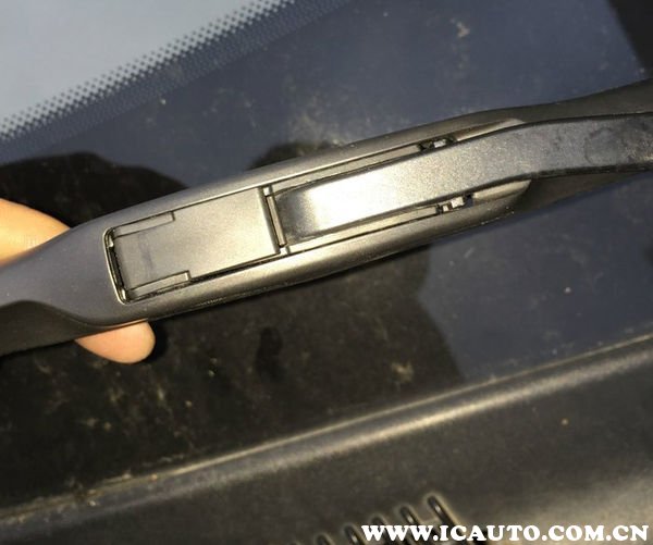 如何为长安逸动更换雨刮片 详细过程