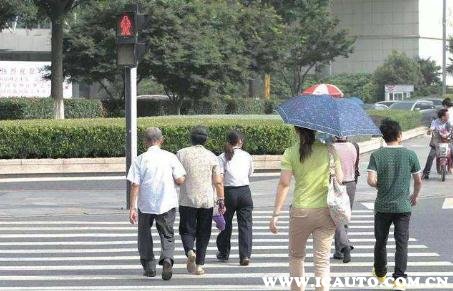 新规定行人闯红灯被撞，行人闯红灯被撞死赔偿
